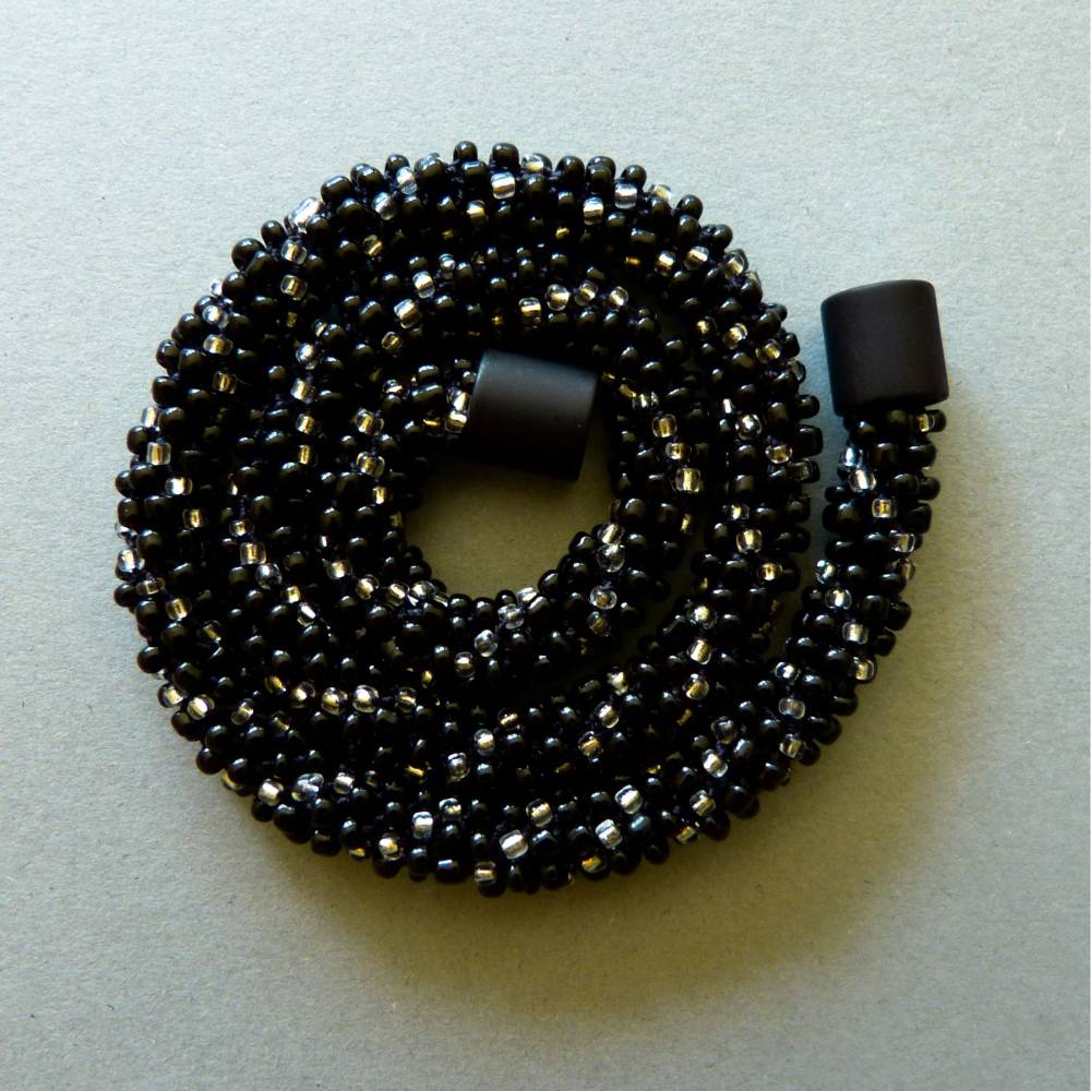 Halskette, Häkelkette Relief in schwarz silber, 41 cm, Perlenkette aus Perlenmix gehäkelt, Rocailles, Häkelschmuck Bild 1