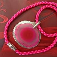 Besteckschmuck einzigartiger Anhänger Hammerschalg  Achat pink am handeflochtenen Band mit Magnetverschluß Bild 2