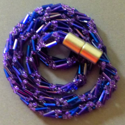 Glasperlenkette gehäkelt, Häkelkette blau violett, 52 cm, Rocailles + Stiftperlen, Halskette, Schmuck, Magnetverschluss