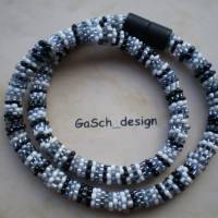 Häkelkette, gehäkelte Perlenkette * Festlicher Flickenteppich Bild 1