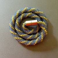 Halskette Spirale, Häkelkette hellblau und creme, Länge 43 cm, Perlenkette aus Perlenmix gehäkelt, Rocailles Bild 1