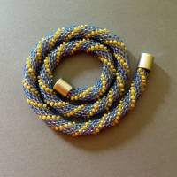 Halskette Spirale, Häkelkette hellblau und creme, Länge 43 cm, Perlenkette aus Perlenmix gehäkelt, Rocailles Bild 3
