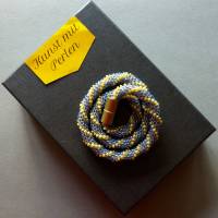 Halskette Spirale, Häkelkette hellblau und creme, Länge 43 cm, Perlenkette aus Perlenmix gehäkelt, Rocailles Bild 4