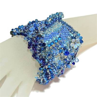 Breites Armband blau hellblau freeform Unikat handgefertigt Glas peyote handmade cuff