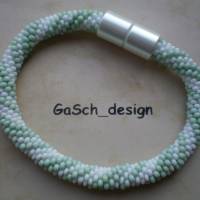 Häkelarmband, gehäkeltes Perlenarmband * Zarte Liebe - weiß und hellgrün Bild 1