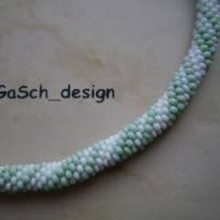 Häkelarmband, gehäkeltes Perlenarmband * Zarte Liebe - weiß und hellgrün Bild 2