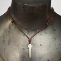 Silberkreuz "Laurentin" mit Lederband; schlichtes, außergewöhnliches Kreuz in Silber als Geschenk zur Kommunion Bild 4