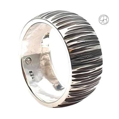Silberring in Baumrindenoptik