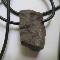 Steinmeteorit, Sternschnuppe mit Lederband, 1 m, Unikat, Kristallgrotte Bild 1