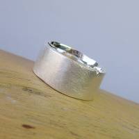 Bandring "Outskirts L" Silber, Silberring schlicht und einfach, Bandring mit unregelmäßigen Rändern Bild 2