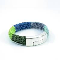 gestricktes 5-farbiges ARMBAND aus Papiergarn in Grün- und Blautönen mit Magnetschließe Bild 4