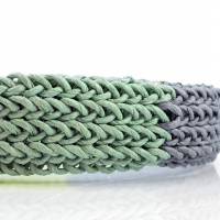 gestricktes 5-farbiges ARMBAND aus Papiergarn in Grün- und Blautönen mit Magnetschließe Bild 6