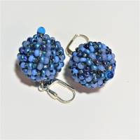 Funkelnde Ohrringe blau lila handgemacht mit 20 mm Stickperlen handgestickt  an Silber Bild 4