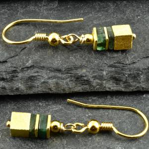 Ohrringe mit Smaragd, vergoldetem Sterlingsilber, Ohrhänger gold, grüne Edelstein Würfel-Ohrringe Bild 1