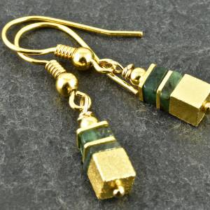 Ohrringe mit Smaragd, vergoldetem Sterlingsilber, Ohrhänger gold, grüne Edelstein Würfel-Ohrringe Bild 2