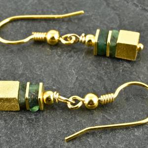 Ohrringe mit Smaragd, vergoldetem Sterlingsilber, Ohrhänger gold, grüne Edelstein Würfel-Ohrringe Bild 3