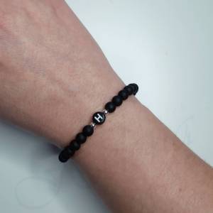 Personalisiertes Armband zum Valentinstag mit schwarz matten Perlen und einem Buchstaben, Freundschaft, Partnerarmband Bild 3