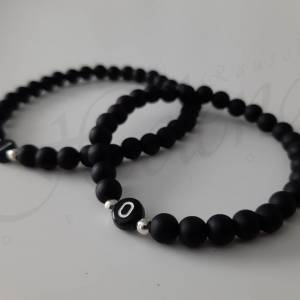 Personalisiertes Armband zum Valentinstag mit schwarz matten Perlen und einem Buchstaben, Freundschaft, Partnerarmband Bild 5