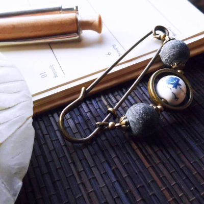 Tuchnadel Porzellan Delft, große bronze Sicherheitsnadel mit gebranntem Acht und weiß blau Porzellan N-7-AB-18