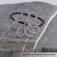 verspieltes zartes Haargummi Dahlia aus Baumwolle mit Glas(wachs)perlen und kleinen Glasperlchen Bild 3