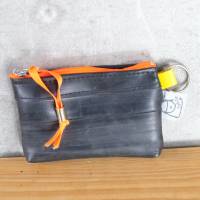 Geldbeutel für EC-Karte aus Fahrradschlauch mit Schlüsselring und neon-orangem Reißverschluss Bild 2