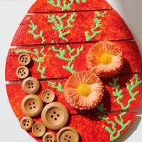 Osterei GÄNSEBLÜMCHEN Collage Acrylmalerei auf einem Holzei Künstler-Ei Wanddeko Collage Blütenbild Osterdekoration Bild 1