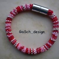 Häkelarmband, gehäkeltes Perlenarmband * Fröhlicher Flickenteppich in rosa rot Bild 1