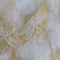 ELEGANT DRAGONFLIES  -  abstraktes weißes Libellenbild mit goldfarbigen Akzenten und Glitter 60cmx50cm auf Leinwand Bild 5