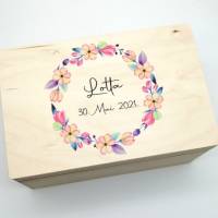 Erinnerungskiste Baby mit Namen "Blumenkranz" Geburtsdatum Erinnerungsbox für Kinder Bild 1