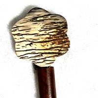Wunderschöner Stab, entweder als Schließe für grobe Stricksachen, oder als Haarstab. Aus Holz und Horn Bild 3