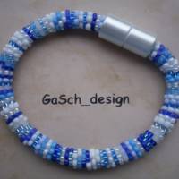 Häkelarmband, gehäkeltes Perlenarmband * Fröhlicher Flickenteppich in weiß blau Bild 1