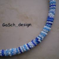 Häkelarmband, gehäkeltes Perlenarmband * Fröhlicher Flickenteppich in weiß blau Bild 2
