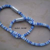 Häkelarmband, gehäkeltes Perlenarmband * Fröhlicher Flickenteppich in weiß blau Bild 3