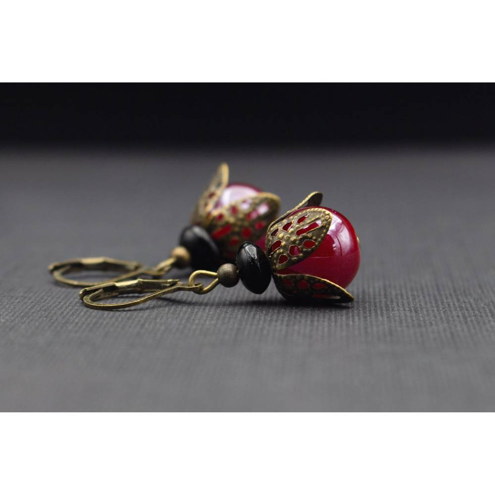 Ohrringe mit Perlen in rot und schwarz, antik bronze