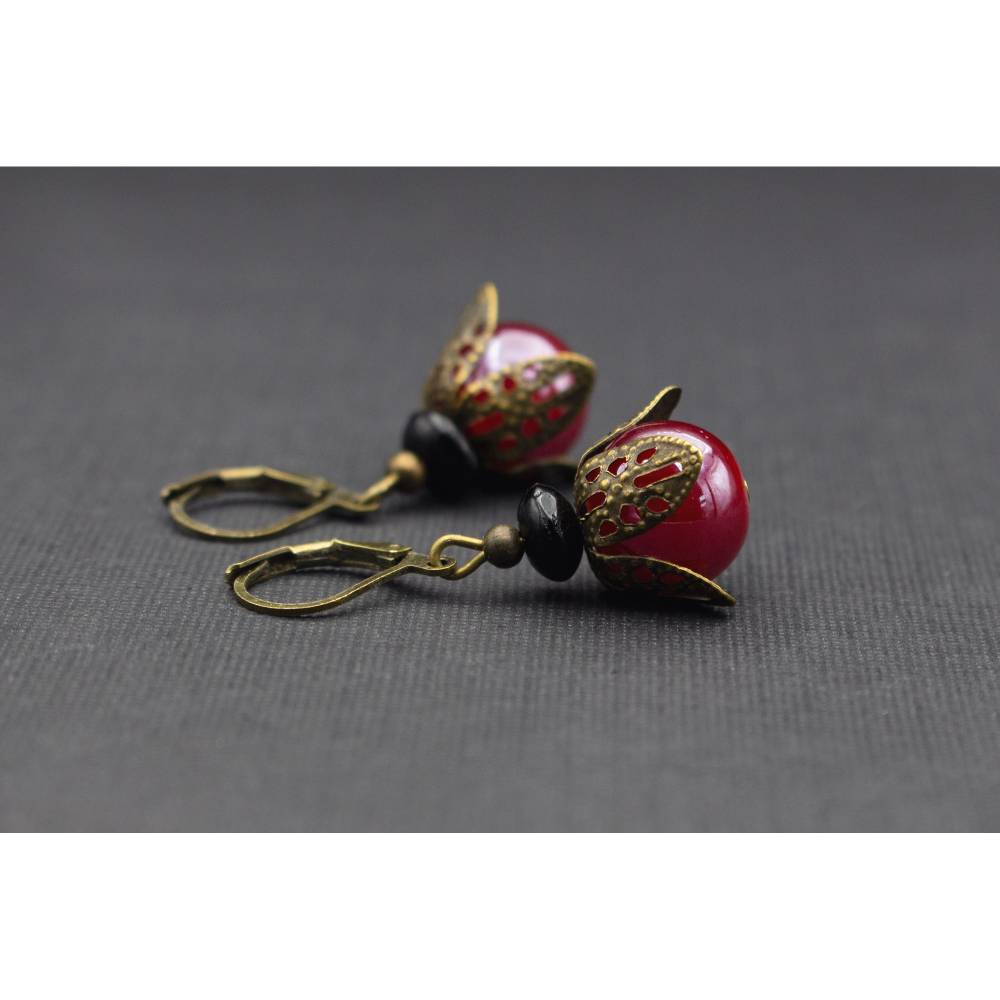Ohrringe mit Perlen in rot und schwarz, antik bronze