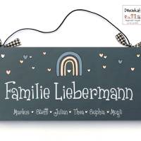 Türschild aus Holz für Familien personalisiert mit Namen. Holzschild mit Regenbogen. Familienschild handbemalt. Bild 1