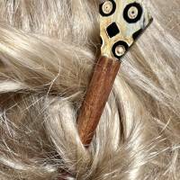 Wunderschöner Stab, entweder als Schließe für grobe Stricksachen, oder als Haarstab. Aus Holz und Horn Bild 6