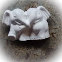 Elefantenpärchen - 1 Rohling, Relief aus hochwertigem Stuckgips mit Anhänger zum selber bemalen Bild 1