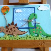Glückwunschkarte mit Dinosaurier in hellblau/blau für einen Jungen. Bild 1