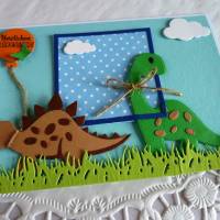 Glückwunschkarte mit Dinosaurier in hellblau/blau für einen Jungen. Bild 3