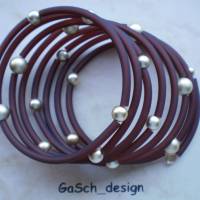 Armreifen * Spiralarmband * PVC Schlauch und Metallicperlen, dunkelbraun mit goldfarben Bild 1