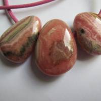 3 große Rhodochrosite mit Lederband rosé, Unikat, Edelsteinanhänger, Kristallgrotte Bild 2