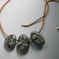 Pinolith (Eisblumenmagnesit) mit Lederband, Unikat, Kristallgrotte Bild 2