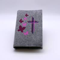 Gotteslobhülle, Filz, grau, bestickt mit 3 Kreuzen und Schmetterlingen in rosa und dunkelrot Bild 1