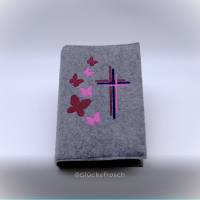 Gotteslobhülle, Filz, grau, bestickt mit 3 Kreuzen und Schmetterlingen in rosa und dunkelrot Bild 4