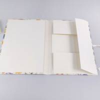 Mappe mit Klappen, perle weiß Federn, A4 handgefertigt, Füllhöhe 3 cm Bild 3