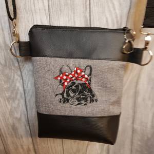Kleine Handtasche Bulldogge   Umhängetasche grau schwarz rot Tasche mit Anhänger Kunstleder Herz Hund Bild 1