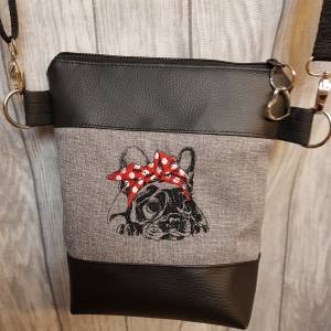 Kleine Handtasche Bulldogge   Umhängetasche grau schwarz rot Tasche mit Anhänger Kunstleder Herz Hund Bild 2