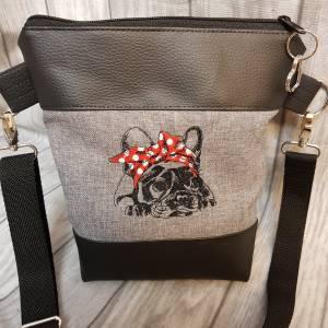 Kleine Handtasche Bulldogge   Umhängetasche grau schwarz rot Tasche mit Anhänger Kunstleder Herz Hund Bild 3