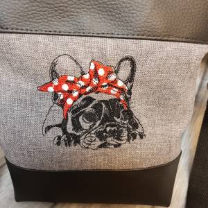 Kleine Handtasche Bulldogge   Umhängetasche grau schwarz rot Tasche mit Anhänger Kunstleder Herz Hund Bild 4